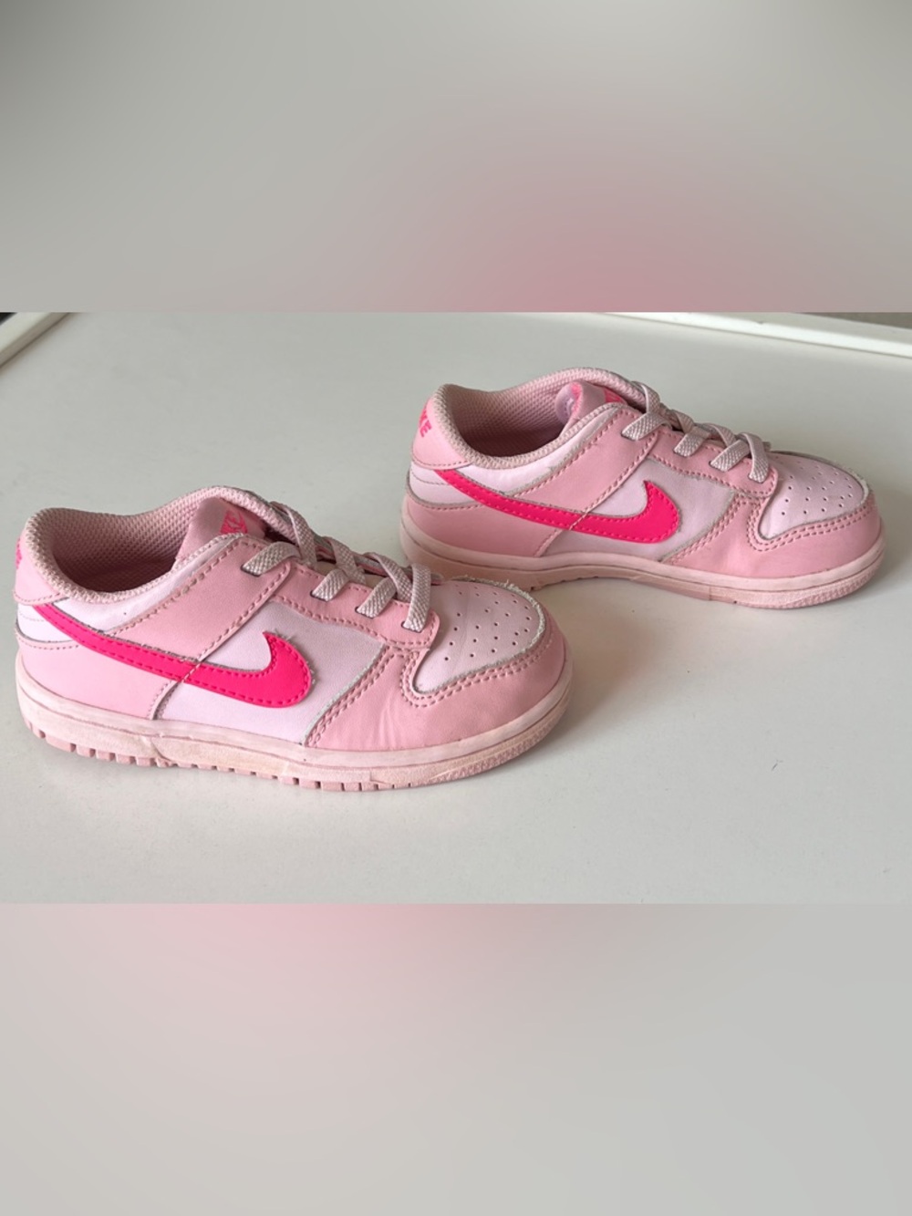 Nike Kids Low-Top Sneakers in Light Pink with Hot Pink Swoosh